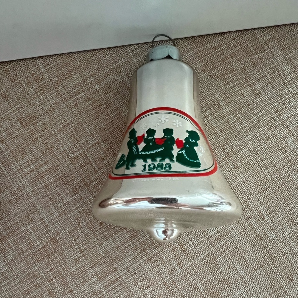 HMR Bell Shaped Ornament one side Carolers
Other Christmas message